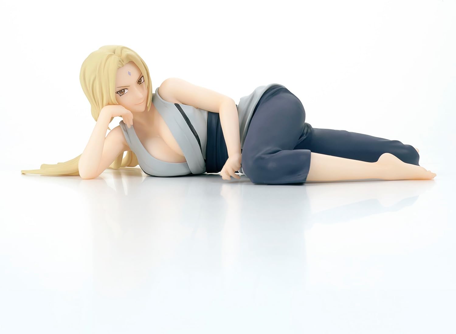 Tsunade figure from Naruto—check out those wild details! Glossy finish really pops—seriously, it’s like she might leap off the shelf. Set against a simple backdrop, but honestly, it just lets her shine. Perfect for any fan.