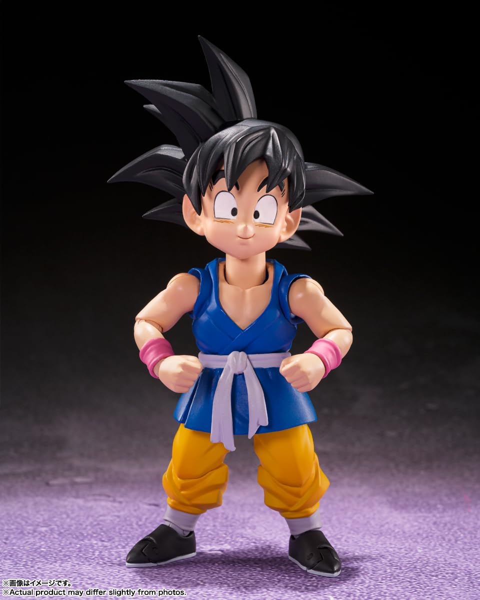 Son Goku figure from Dragon Ball GT—look at him! In a wild action pose that just screams "power"! The sculpting is detailed, almost like you can feel the energy radiating off him. Those colours? Wow, vibrant and eye-catching. Plus, you get three expression parts—switch it up depending on your mood! And five pairs of hands—endless possibilities for epic poses. Perfect for any fan or collector.