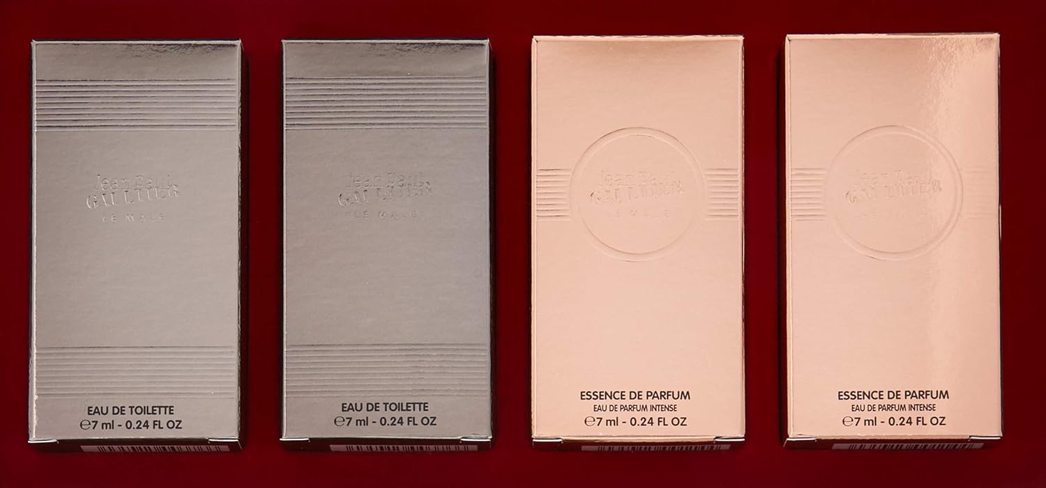 A little cat figurine, sitting pretty—fur details, every strand stands out. Glossy finish catches the light just right. It's small, but wow, it draws you in!